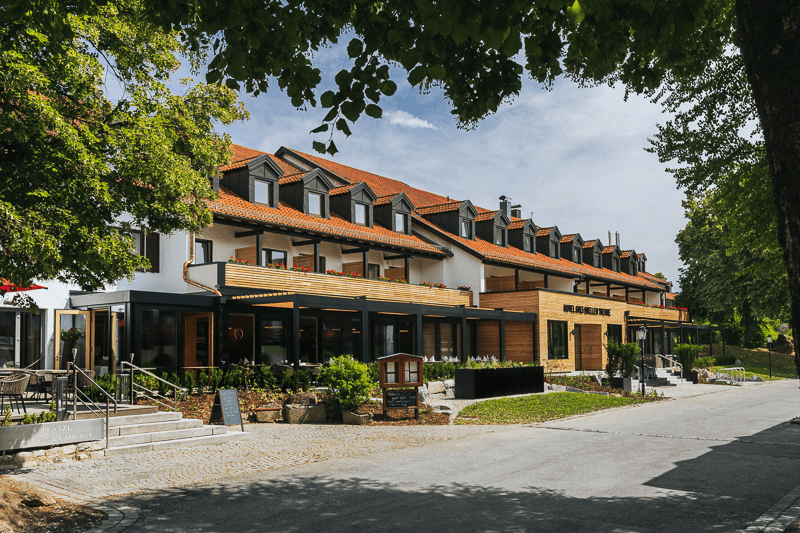 Das Hotel Drei Quellen Therme hat in den letzten Jahren viel investiert: Augenfällig ist der moderne Anbau, verborgen hingegen die neuen Energieanlagen in den Technikräumen. (Foto: Hotel Drei Quellen Therme; 2023)